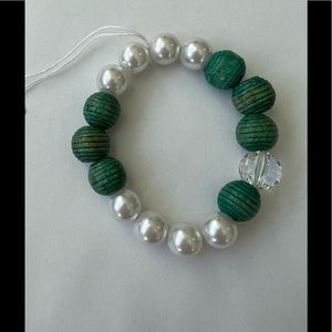 Bracelet with faux pearls and teal wood beads